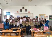 Mahasiswa UBSI Karawang Gelar Pengabdian Masyarakat Bertema Demokrasi di SMP Negeri 3 Rengasdengklok