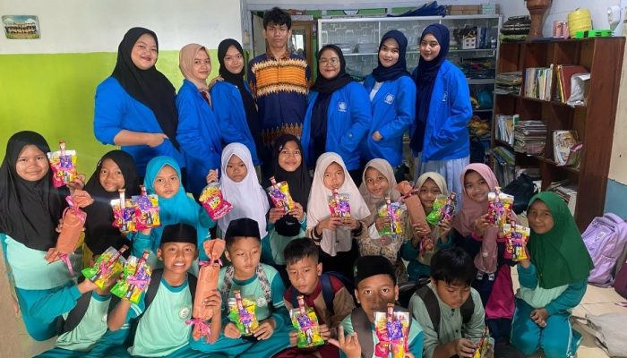 Mahasiswa UBSI Cikampek Tanamkan Cinta Tanah Air Melalui Edukasi Kreatif di Karawang 2025