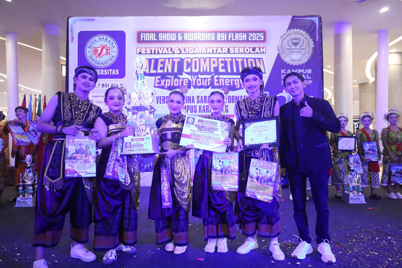 Candra Gemilang Raih Juara 1 Jaipong di Event BSI Flash Karawang