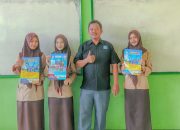 Apresiasi Siswa Aktif, BSI Karawang Bagikan Merchandise di SMAN 1 Pedes