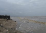 Pantai Ciparage Dipenuhi Lumpur, Pengunjung Mengaku Kecewa