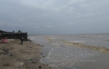 Pantai Ciparage Dipenuhi Lumpur, Pengunjung Mengaku Kecewa