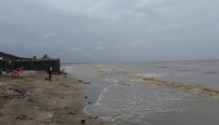 Pantai Ciparage Dipenuhi Lumpur, Pengunjung Mengaku Kecewa