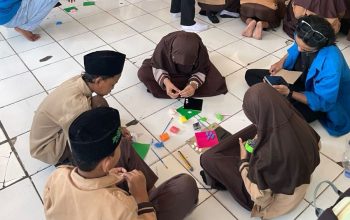 Implementasi Nilai Gotong Royong melalui Kegiatan Pembuatan Kerajinan Tempat Pensil dari Botol Bekas pada Siswa SDIT Permata Ilmu