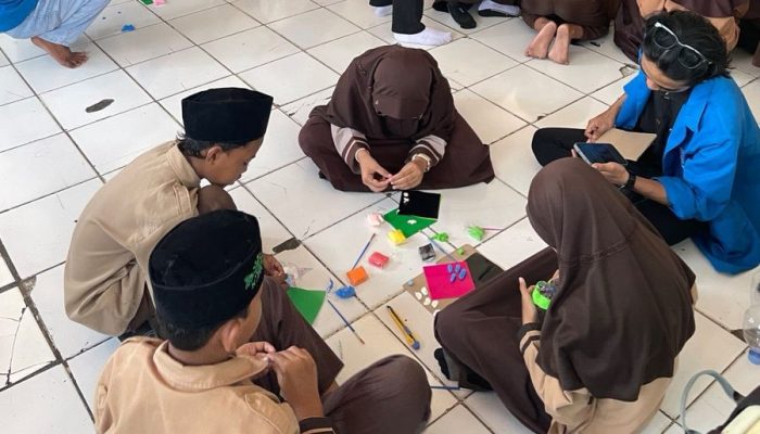Implementasi Nilai Gotong Royong melalui Kegiatan Pembuatan Kerajinan Tempat Pensil dari Botol Bekas pada Siswa SDIT Permata Ilmu