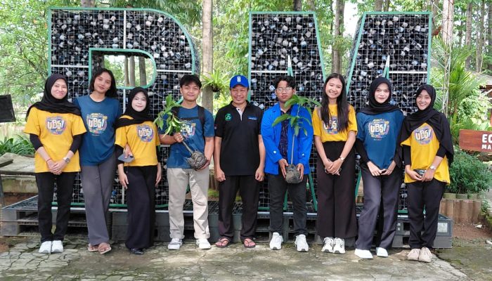 Mahasiswa UBSI Cikarang Bersihkan Eco Edu Park dan Tanam Pohon untuk Edukasi Lingkungan