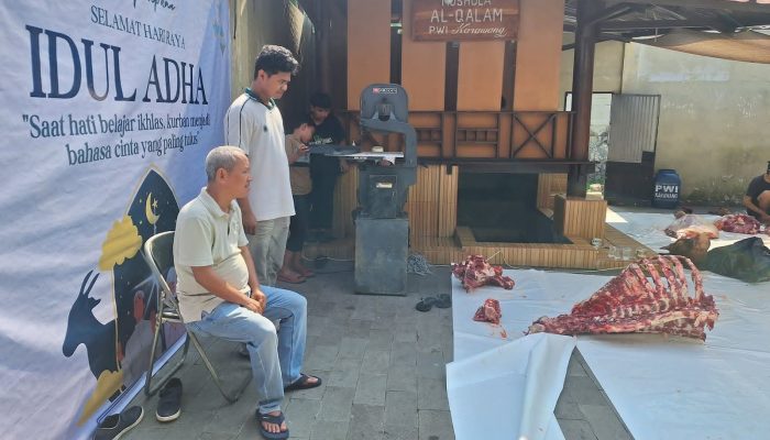 PWI Karawang Salurkan 225 Kantong Daging Kurban