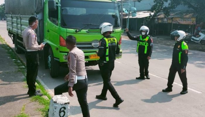 Polisi Temukan Dugaan Pelanggaran pada Dump Truk di Karawang