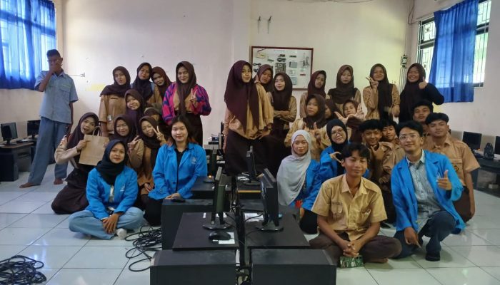 Mahasiswa UBSI Karawang Latih Penggunaan ABSS untuk Siswa SMK Industri Mandiri