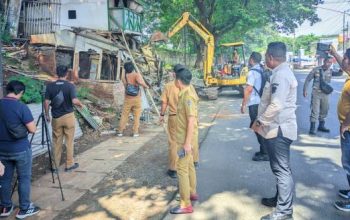Pemkab Karawang Tertibkan 70 Bangunan Liar di Kawasan Cikampek