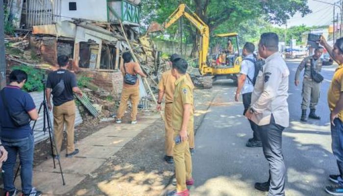 Pemkab Karawang Tertibkan 70 Bangunan Liar di Kawasan Cikampek