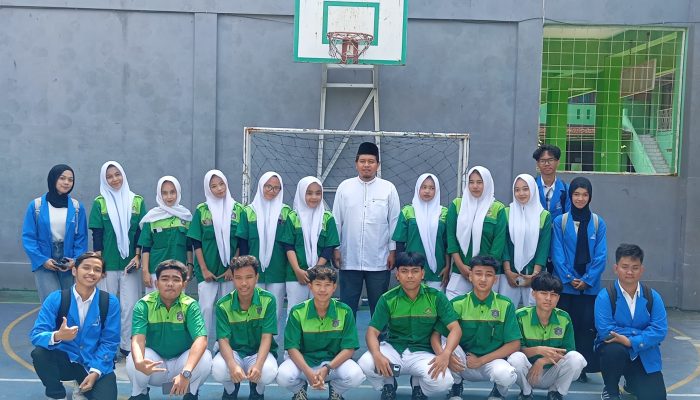 Mahasiswa UBSI Cikampek Perkenalkan Power BI kepada Siswa RPL
