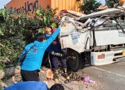 Truk Kontainer Tertimpa Pohon di Karawang, Dua Orang Tewas