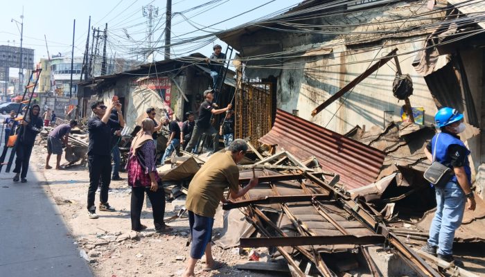 Pemkab Karawang Tertibkan 152 Bangunan Liar di Cikampek