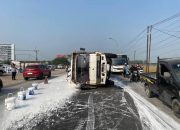 Truk Trailer Terguling di Interchange Karawang Barat, Lalu Lintas Tersendat