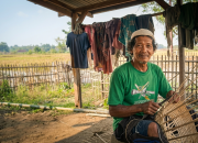 Bah Karta Pertahankan Anyaman Bambu di Desa Karang Indah