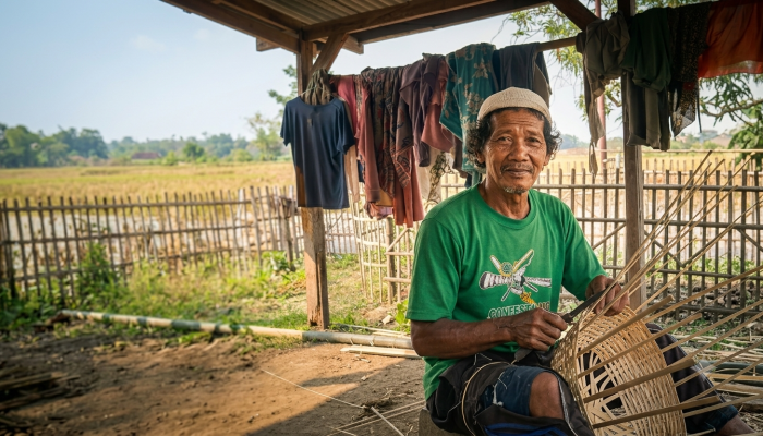 Bah Karta Pertahankan Anyaman Bambu di Desa Karang Indah