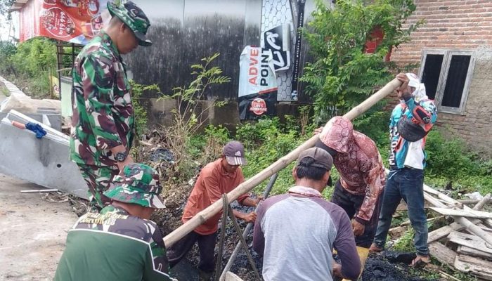Kodim Karawang Bersihkan Drainase Cikampek Antisipasi Genangan