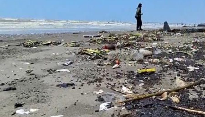 Limbah Hitam Diduga Oil Spill Cemari Pantai Pisangan Karawang