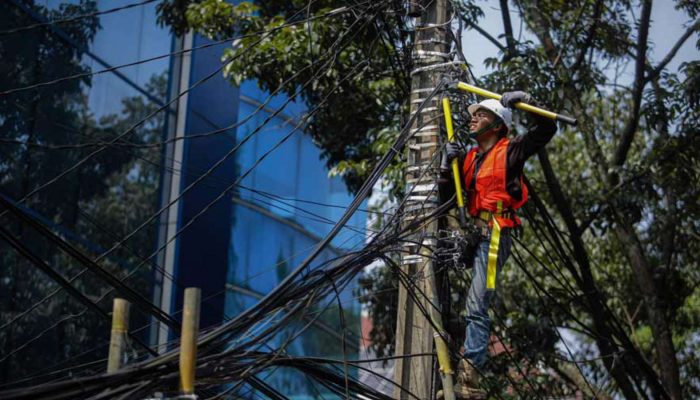Pemkab Karawang Mulai Salurkan Kabel Udara ke Bawah Tanah di Lima Jalan Perkotaan