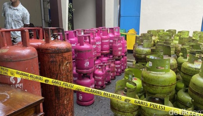 Polresta Karawang Bongkar Pengoplosan LPG 3 Kg ke Tabung 12 Kg