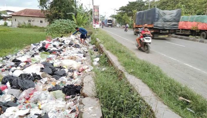 Sampah Liar Menumpuk di Jalan Syekh Quro Plawad