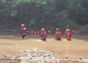 Suami Hilang Terseret Arus Saat Selamatkan Istri di Karawang
