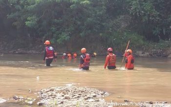 Suami Hilang Terseret Arus Saat Selamatkan Istri di Karawang
