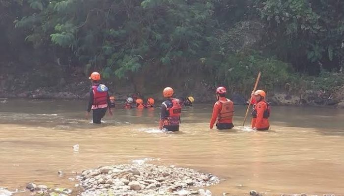 Suami Hilang Terseret Arus Saat Selamatkan Istri di Karawang