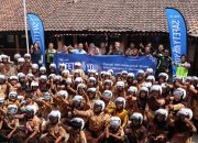 TVS Bagikan 100 Helm SNI kepada Siswa SD Karawang