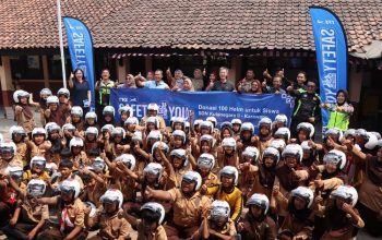 TVS Bagikan 100 Helm SNI kepada Siswa SD Karawang