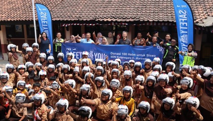 TVS Bagikan 100 Helm SNI kepada Siswa SD Karawang