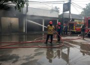 Toko Helm di Jalan Pasundan Karawang Terbakar
