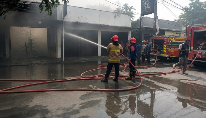 Toko Helm di Jalan Pasundan Karawang Terbakar