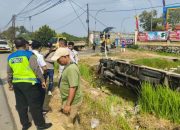 Truk Terguling di Interchange Karawang Barat Diduga Dipicu Jalan Bergelombang