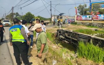 Truk Terguling di Interchange Karawang Barat Diduga Dipicu Jalan Bergelombang
