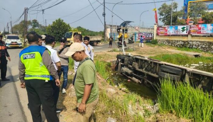 Truk Terguling di Interchange Karawang Barat Diduga Dipicu Jalan Bergelombang