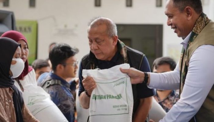 BULOG dan DPR Tinjau Penyaluran Bantuan Beras di Karawang