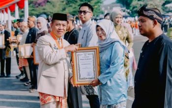 Bupati Karawang Beri Penghargaan bagi Insan Pendidikan Berprestasi
