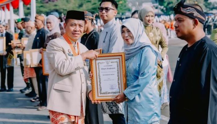 Bupati Karawang Beri Penghargaan bagi Insan Pendidikan Berprestasi