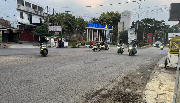 Jalan Galuh Mas Rusak, Pemotor Mulai Alami Kecelakaan