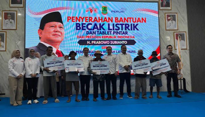 Karawang Terima 220 Becak Listrik untuk Penarik Becak Lansia