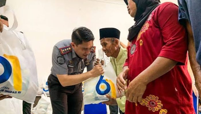 Lapas Karawang Salurkan Ratusan Paket Makanan untuk Warga
