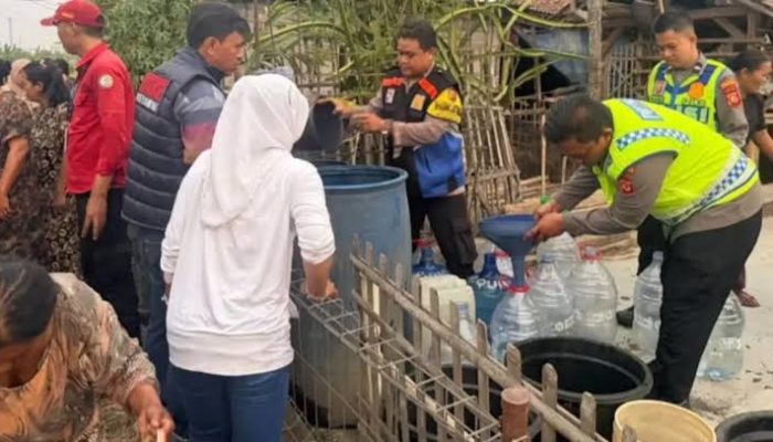 Polresta Karawang Salurkan 2.000 Liter Air untuk Warga Terdampak Kekeringan