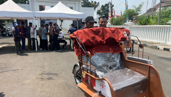 Ratusan Penarik Becak Lansia di Karawang Ikuti Pelatihan Becak Listrik