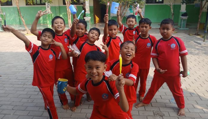 Siswa SD Desa Karang Indah Praktik Gosok Gigi Bersama