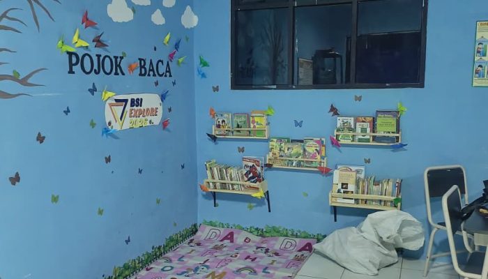 Mahasiswa BSI Explore Serahkan Pojok Baca ke SDN Karangindah 01
